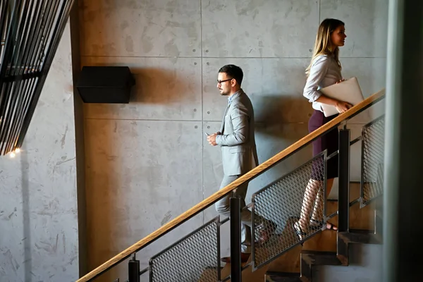 Üzletemberek Csoportja Sétál Lépcsőzik Egy Irodaépületben — Stock Fotó