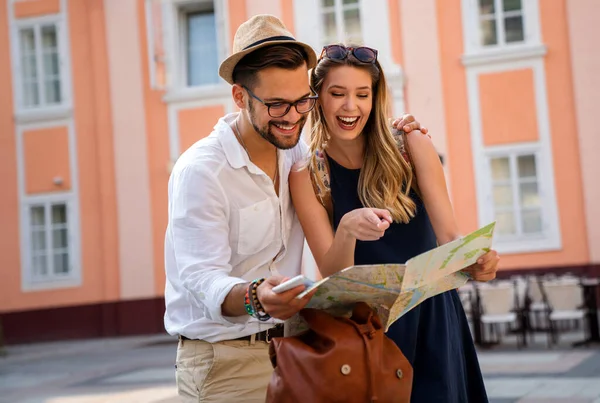 Felice Giovane Coppia Viaggiatori Con Mappa Divertirsi Vacanza Insieme Concetto — Foto Stock