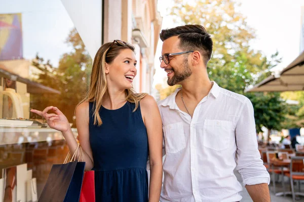 Retrato Una Pareja Con Bolsas Compras Divirtiéndose Ciudad Gente Vende —  Fotos de Stock