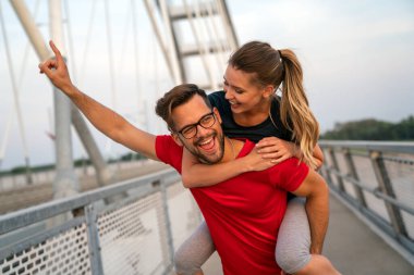 Sabah sporu. Köprüden koşarak geçen mutlu çift. Spor yaşam tarzı sağlıklı..