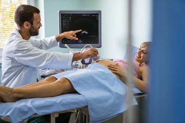 病院で超音波検査で妊婦の腹を調べる産科医 ヘルスケア 婦人科医 妊産婦の概念 — ストック写真