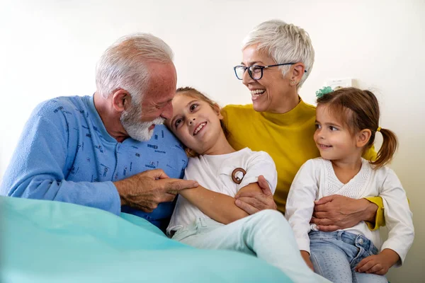Счастливые Бабушка Дедушка Весело Проводят Время Внуками Больнице — стоковое фото