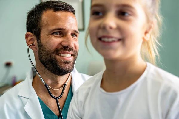 Egy Fiatal Orvos Sztetoszkópos Kislányt Vizsgál Kórházban Egészségügyi Gyermek Gyermekorvos — Stock Fotó