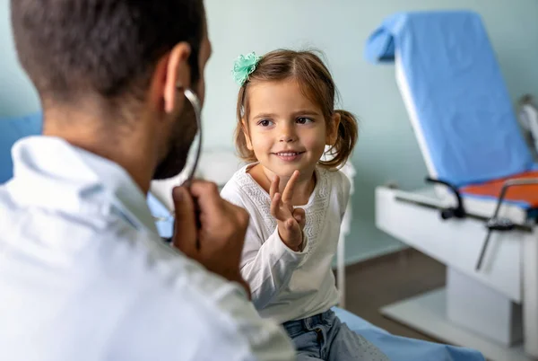 Zdravotnictví Lékařské Vyšetření Lidé Dítě Medicína Koncept Detailní Záběr Šťastné — Stock fotografie