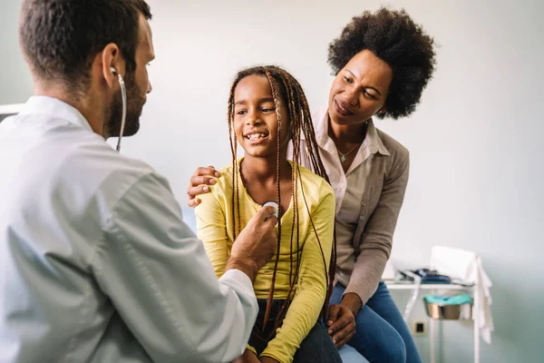 Männlicher Arzt Untersucht Eine Kinderpatientin Einem Krankenhaus Konzept Zur Gesundheitsprävention — Stockfoto