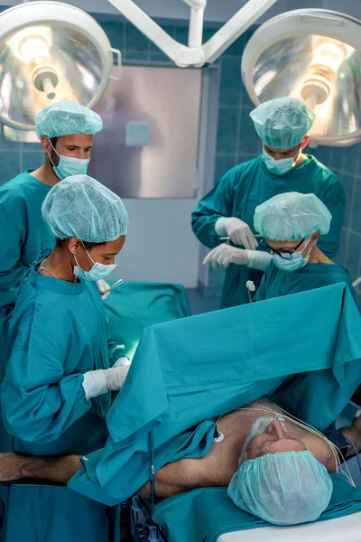 Grupo Diverso Equipo Cirujanos Trabajando Quirófano Hospital — Foto de Stock