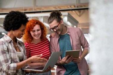 Yaratıcı iş adamlarının portresi bir arada duruyor ve gülüyor. Başlangıçta çok ırklı iş adamları bir arada..