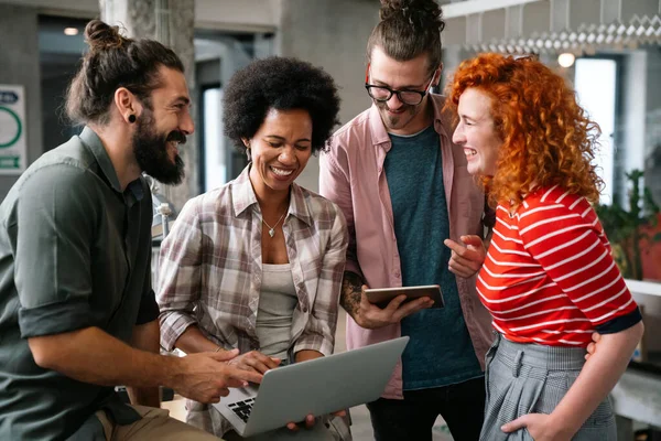 Olika Grupper Yrkesverksamma Möts Ämbetet Programmerare Använder Dator Prata Strategi — Stockfoto