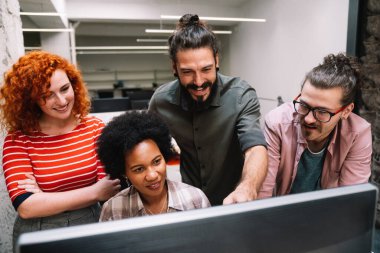 Yazılım mühendisleri şirkette proje ve programlama üzerinde çalışan insanlar