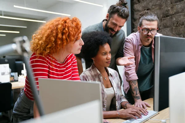 Team Junger Kreativer Marketing Experten Beim Brainstorming Während Der Arbeit — Stockfoto