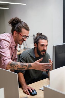 Yazılım mühendisleri şirkette proje ve programlama üzerinde çalışan insanlar