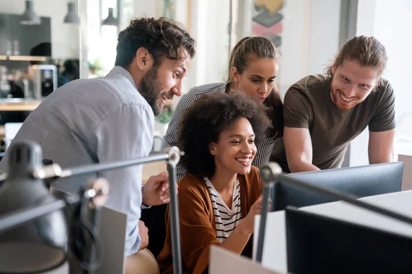 Programadores Que Cooperan Empresa Desarrollando Aplicaciones Gente Negocio Trabajo Oficina — Foto de Stock