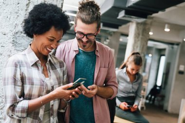 Ofiste çalışan iş adamlarının işbirliği ve analizi iş teknolojisi insanları kavramı.