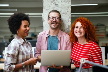 Gülümseyen çeşitli meslektaşlar toplantı odasında toplanmış mali istatistikleri tartışıyorlar. Mutlu çok ırklı iş arkadaşları ofis toplantılarında işbirliği yaparken eğleniyorlar. Takım çalışması konsepti.