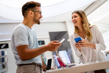 Mağazadan akıllı telefon alan mutlu gençler. Halk teknolojisi yeni kavram