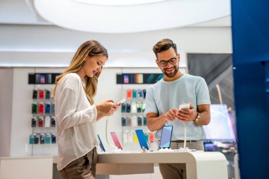 Mağazadan akıllı telefon alan mutlu gençler. Halk teknolojisi yeni kavram
