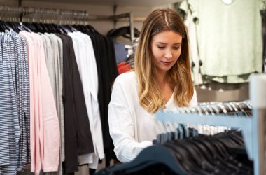Mağazada alışveriş yapan mutlu genç kadın portresi. Alışveriş yapan insanlar moda konsepti satıyor.