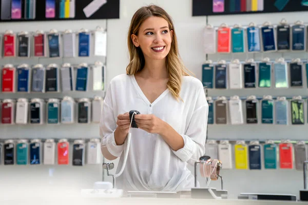 Retrato Mujer Feliz Sonriente Comprando Nuevo Reloj Inteligente Tienda Tecnología — Foto de Stock