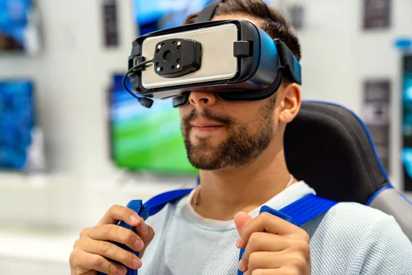 Портрет Человека Использующего Виртуальные Очки Наслаждающегося Игрой Виртуальной Реальности Концепция — стоковое фото