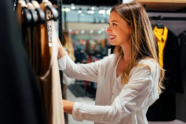 Retrato Jovem Mulher Feliz Comprando Roupas Uma Loja Compras Pessoas — Fotografia de Stock