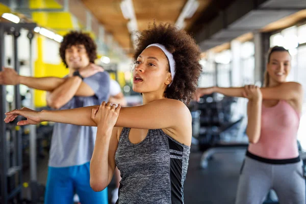 Grupo Pessoas Desportivas Aptas Trabalhar Num Ginásio Amigos Multirraciais Exercitando — Fotografia de Stock