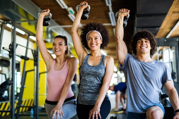Spor Salonunda Egzersiz Yaparken Halterleri Kaldıran Bir Grup Formda Genç — Stok fotoğraf