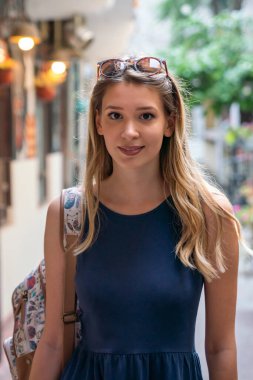 Şehir merkezindeki güzel bir kadının parlak güneşli, canlı portresi. İnsanların mutluluk kavramı.