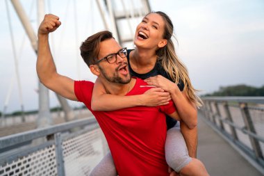 Sabah sporu. Köprüden koşarak geçen mutlu çift. Spor yaşam tarzı sağlıklı..