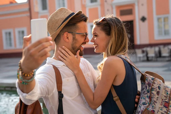 Happy Traveling Young Couple Taking Selfie Having Fun Vacation People — Stockfoto