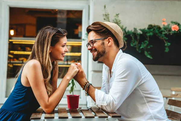 Vacaciones Vacaciones Amor Concepto Amistad Sonriendo Joven Pareja Divirtiéndose Juntos —  Fotos de Stock