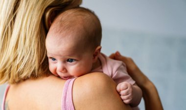 Hastanenin arka planında bebeğiyle güzel bir annenin portresi. Sağlık ve tıbbi aile yaşam tarzı kavramını seviyor