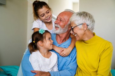 Mutlu aile hastane yatağında son sınıf erkek hastayı ziyaret ediyor. Sağlık, destek, aile kavramı