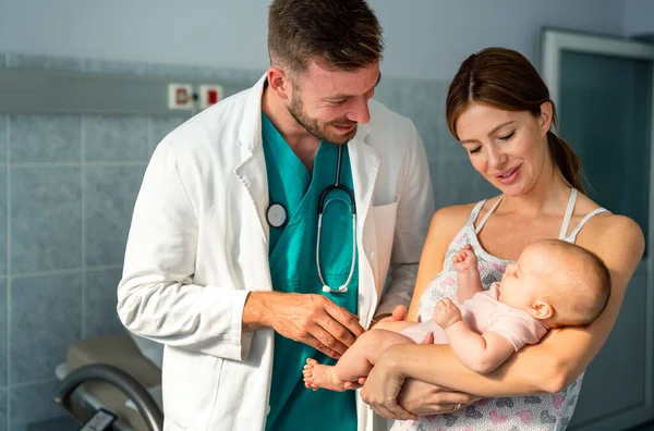 Pediatra Examinando Bebê Para Prevenir Doenças Cuidados Saúde Bebê Conceito — Fotografia de Stock