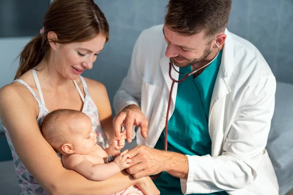 Pediatra Examinando Bebê Para Prevenir Doenças Cuidados Saúde Bebê Conceito — Fotografia de Stock