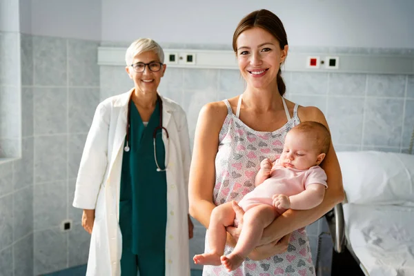 Médico Pediatra Feliz Examina Bebê Saúde Pessoas Conceito Exame — Fotografia de Stock