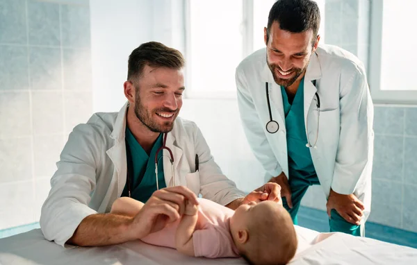 Gelukkige Kinderartsen Onderzoeken Baby Gezondheidszorg Mensen Onderzoeksconcept — Stockfoto