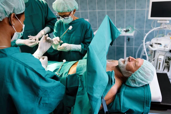 Equipo Médico Realizando Operación Grupo Cirujanos Trabajo Quirófano Del Hospital —  Fotos de Stock