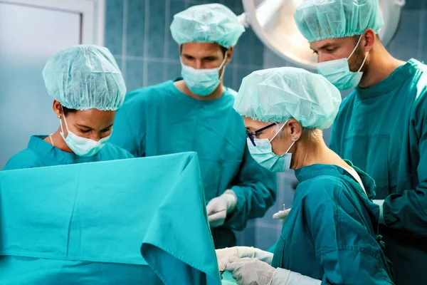 Zespół Medyczny Wykonujący Operację Grupa Chirurga Pracującego Sali Operacyjnej Szpitalu — Zdjęcie stockowe