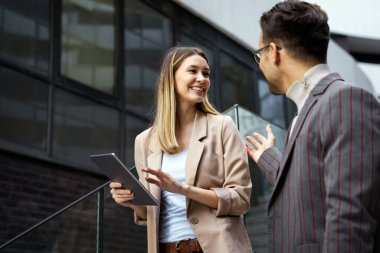 İş adamları takım çalışmasını tartışıyor beraberlik mutluluğu açık hava konsepti