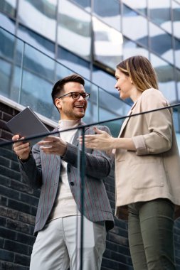 Başarılı bir grup genç tasarımcı, şehirde çalışan iş adamları.