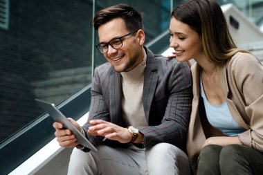 Başarılı genç iş adamları, tasarımcılar dışarıda birlikte çalışmaktan zevk alıyorlar. İş insanları teknoloji kavramı