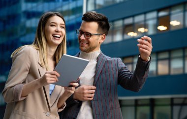 Başarılı bir grup genç tasarımcı, şehirde çalışan iş adamları.