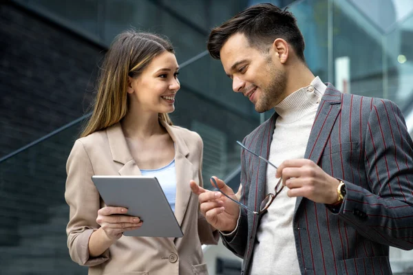 Erfolgreiche Gruppe Junger Designer Geschäftsleute Bei Der Arbeit Der Stadt — Stockfoto