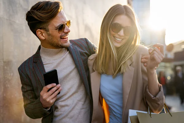 Jovem Casal Feliz Bem Sucedido Divertindo Cidade Juntos Pessoas Compras — Fotografia de Stock