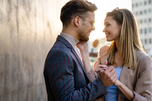 Porträt Eines Romantischen Glücklichen Paares Verliebten Umarmungen Und Spaß Zusammen — Stockfoto