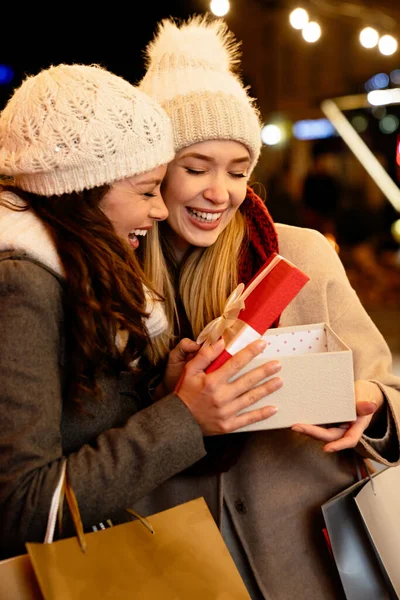 Retrato Duas Mulheres Felizes Trocando Presentes Natal Pessoas Férias Compras — Fotografia de Stock
