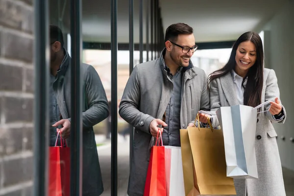 Belo Jovem Casal Carregando Sacos Gostando Fazer Compras Juntos — Fotografia de Stock