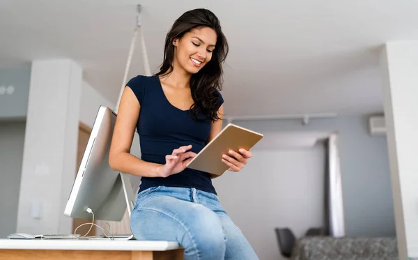 Glückliche Schöne Geschäftsfrau Mit Digitalem Tablet Computer Geschäfts Technologie Konzept — Stockfoto