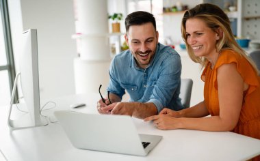 IT şirketinde işbirliği yapan programcılar uygulama geliştiriyor