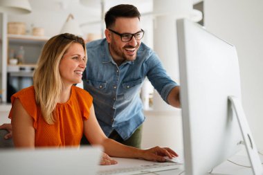 IT şirketinde işbirliği yapan programcılar uygulama geliştiriyor